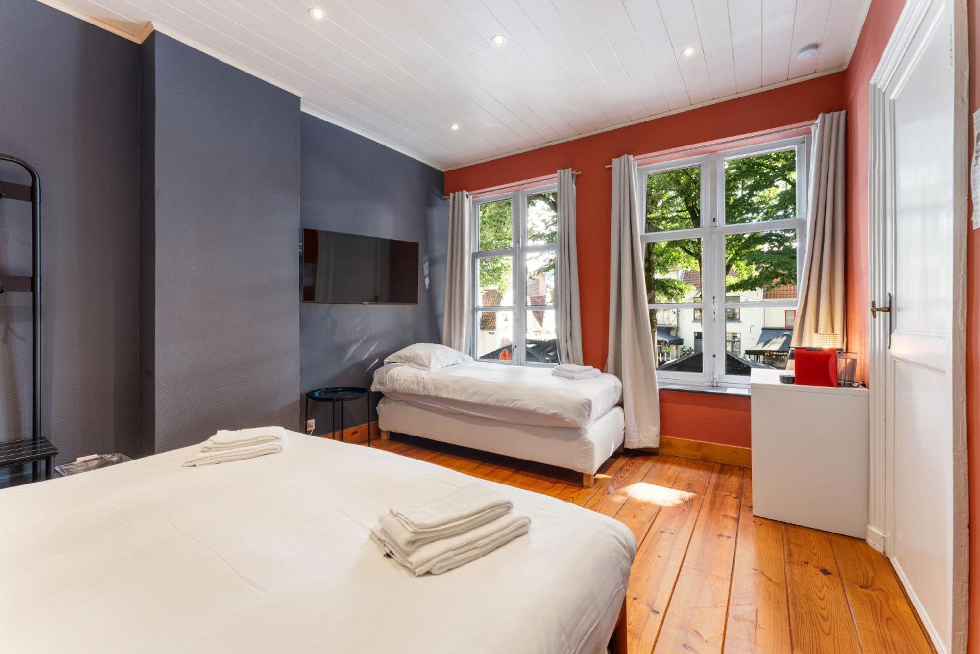 Lake Suites Bed & Breakfast 3*