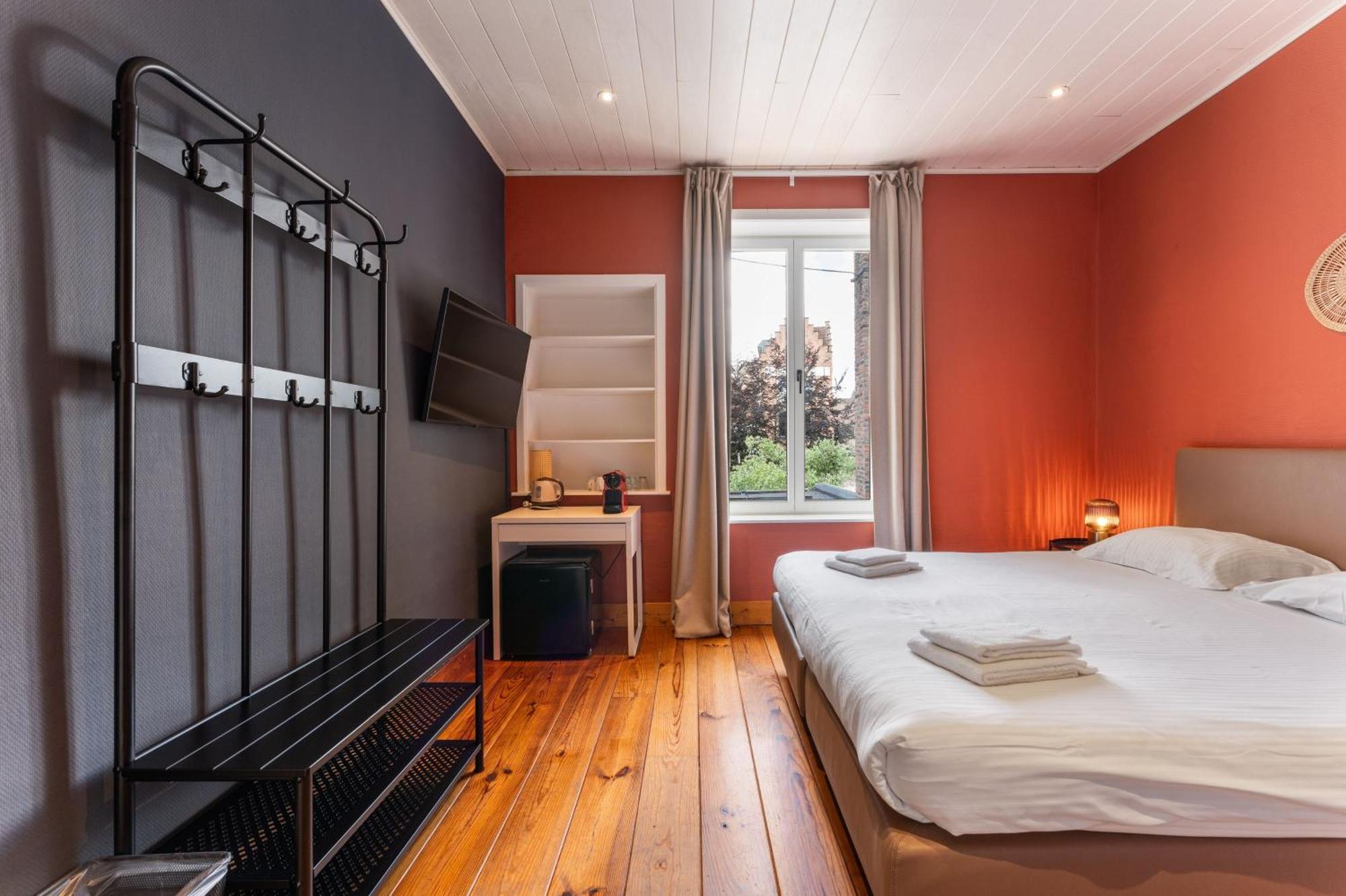 Lake Suites Bed & Breakfast 3*